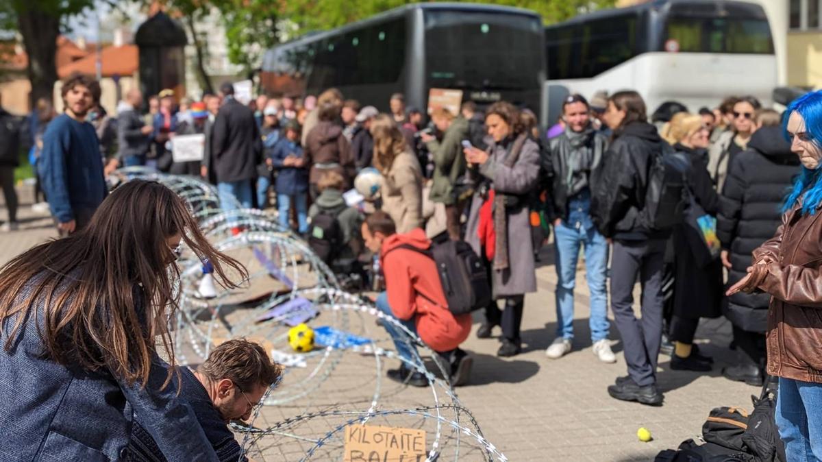У президентского дворца в Вильнюсе прошел протест против закона о развороте мигрантов на границе
