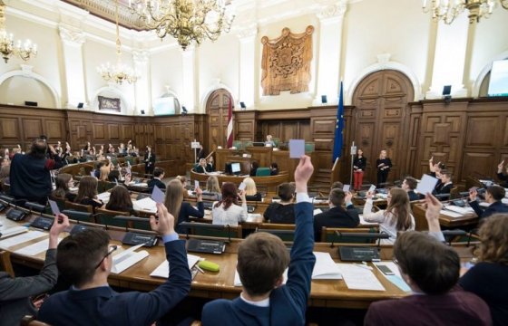 Латвийские депутаты заморозили собственные зарплаты