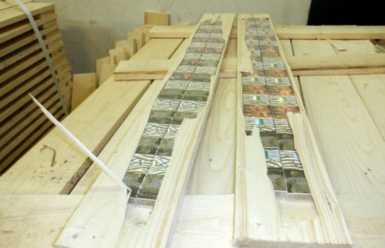 В Эстонию пытались ввезти 74 тысячи пачек сигарет, спрятанных в досках