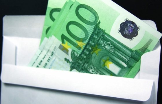 В Латвии за зарплату в конверте будут сажать до двух лет