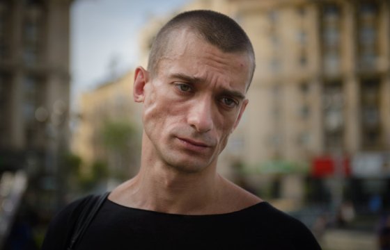 ​Художника Павленского задержали за поджог банка Франции в Париже
