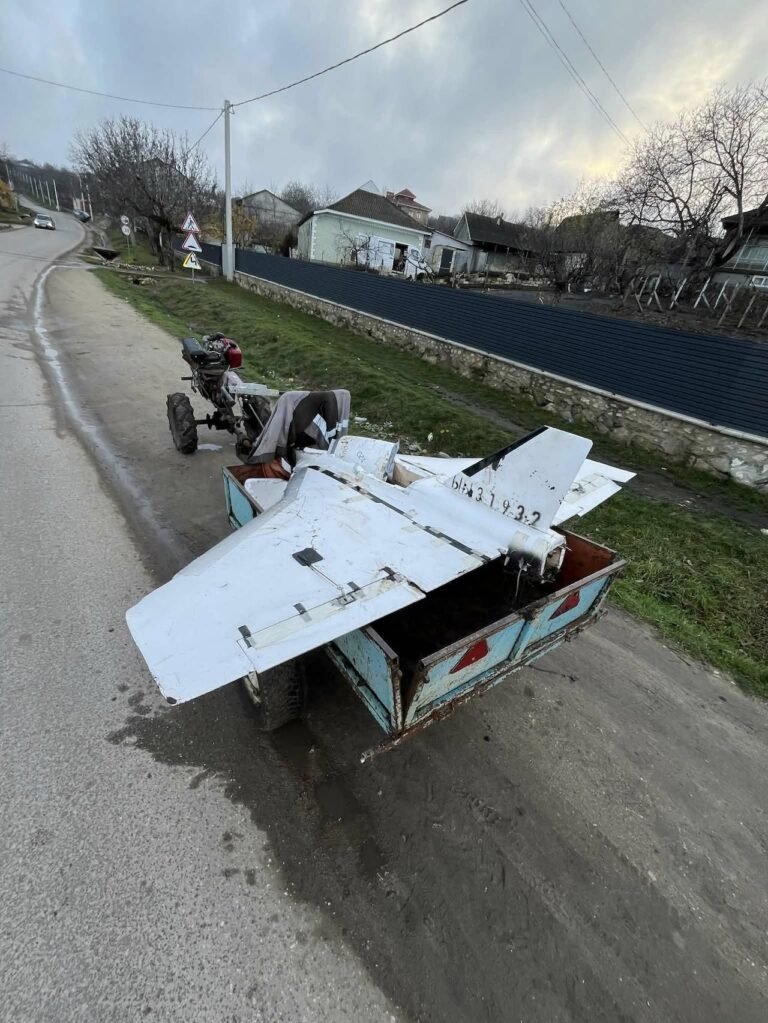В коммуне Пепень был обнаружен беспилотник, который местный житель погрузил в прицеп мотоблока. Фото: Олег Черней/Facebook