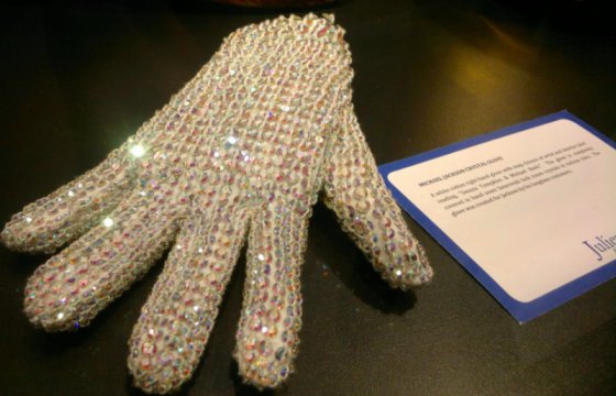 Перчатка Майкла Джексона ушла с молотка за 104 тыс. долларов