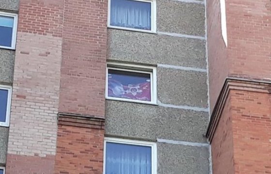 В окне дома в Клайпеде вывесили советский флаг — привлечена полиция