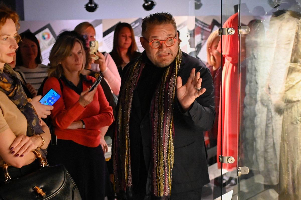 Александр Васильев ведет экскурсию по выставке «Черный, белый, красный» в рижском Музее моды. Фото: Марис Морканс / предоставлено Музеем моды