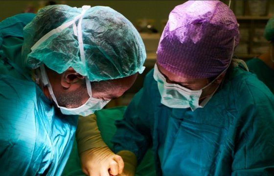 В Латвии впервые провели операцию по отделению полушарий мозга