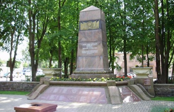 Мэр литовского Биржай приостановил установку дополнительных табличек на памятники советским воинам