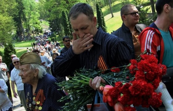 На Антакальнисском кладбище в Вильнюсе отметили 9 мая (ФОТОРЕПОРТАЖ)
