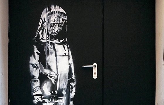 В Париже похитили граффити Бэнкси