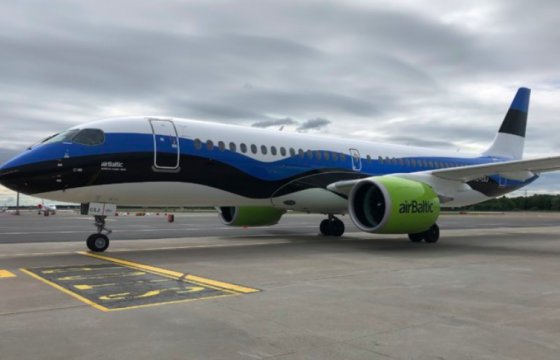 AirBaltic раскрасила самолет в цвета эстонского флага