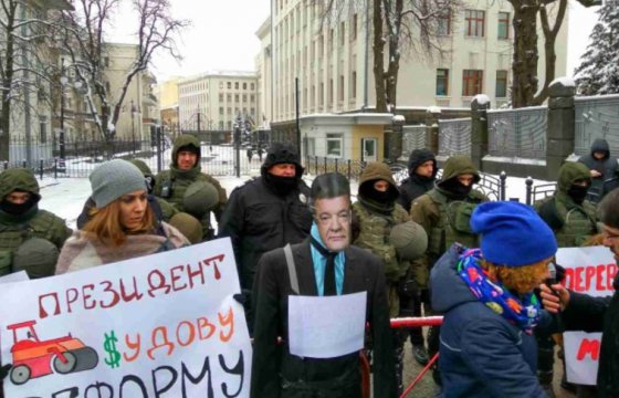Активисты установили у администрации Порошенко «памятник лжецу»
