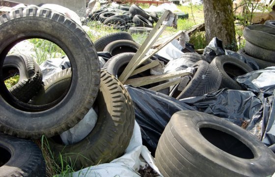 Владельца незаконной свалки шин в Риге оштрафовали почти на 13 млн евро