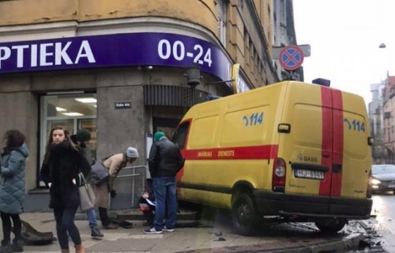 ДТП в Риге: машина газовой аварийной службы врезалась в аптеку