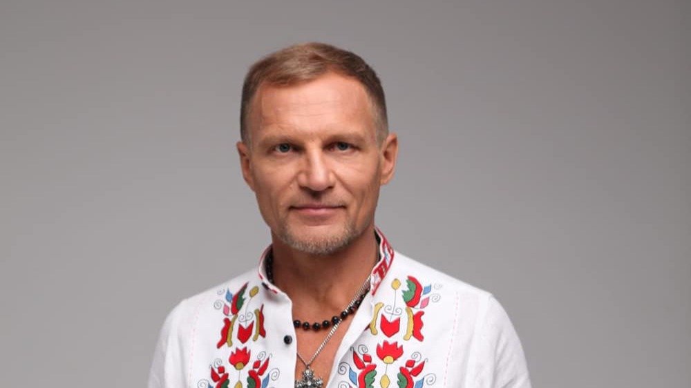 Лидер группы «Вопли Видоплясова» Олег Скрипка выступил в Риге, исполнив гимн Украины