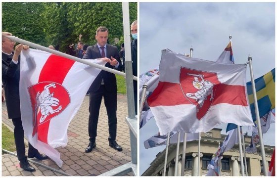 Лукашенко: посол должен был «набить морду» снявшему белорусский флаг в Риге