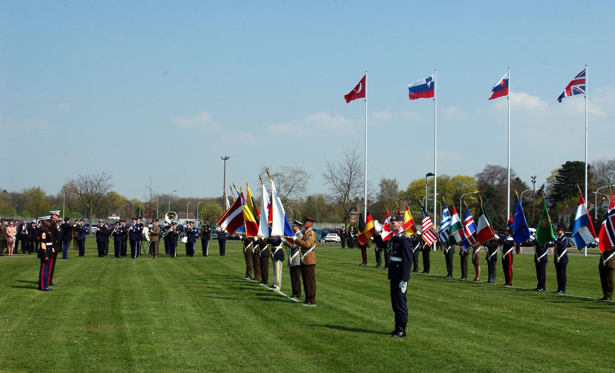 Флаги семи новых стран-членов демонстрируются генералу главнокомандующему объединенными силами НАТО Джеймсу Л. Джонсу в штаб-квартире Альянса.  Фото : НАТО