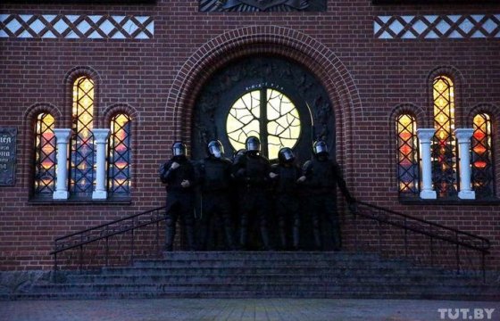 В Минске ОМОН запер протестующих в костеле: католики выразили протест
