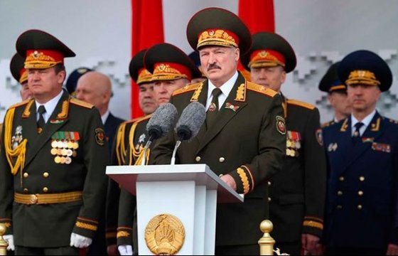 Лукашенко объяснил свое появление с автоматом