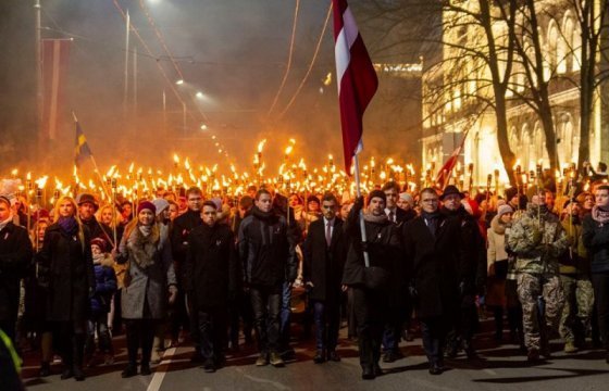 Полиция безопасности Латвии получила заявление о флаге со свастикой во время факельного шествия