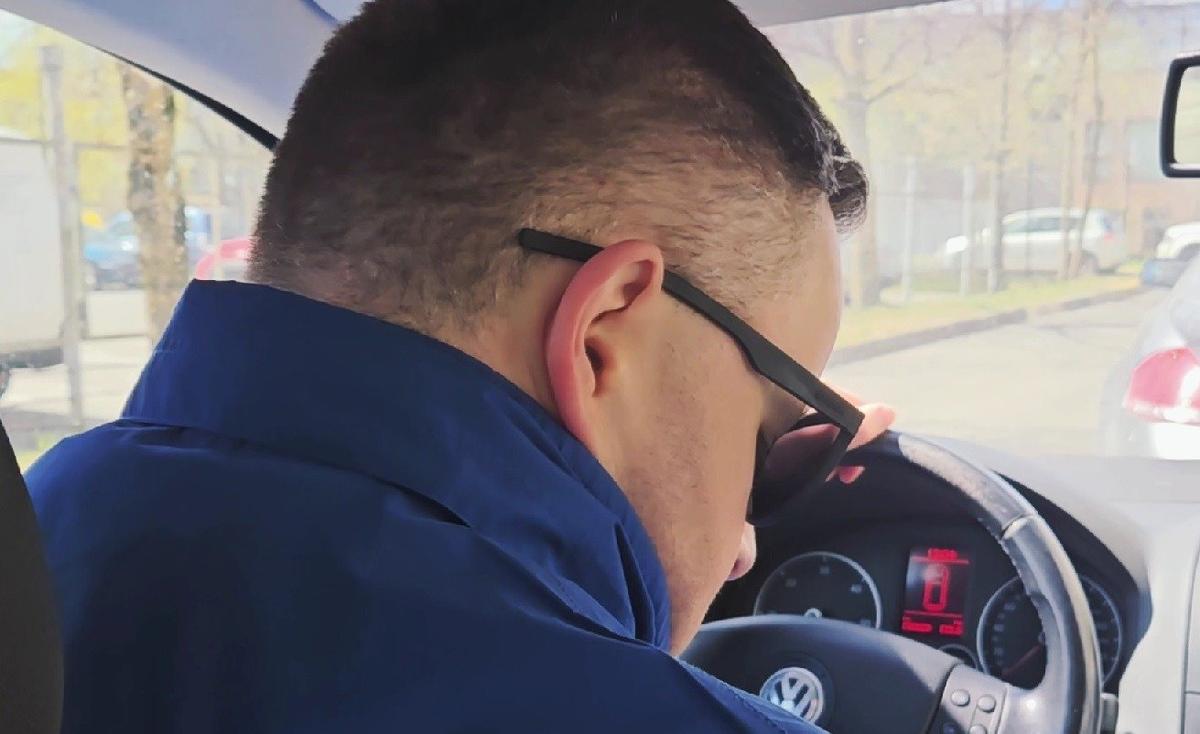 Дарюс за рулем VW Golf. Фото: Новая газета. Балтия
