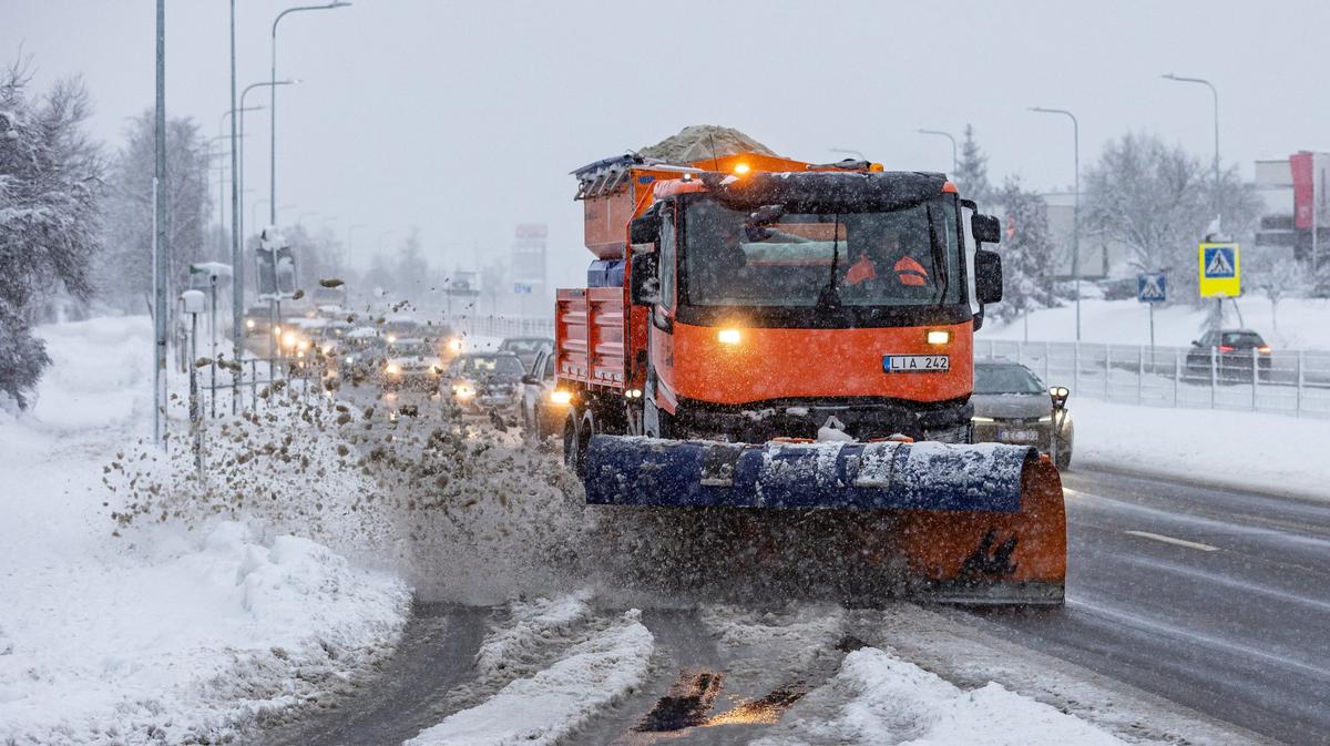 В Риге, Вильнюсе и Таллинне затруднено движение из-за снегопада. Синоптики прогнозируют новую метель
