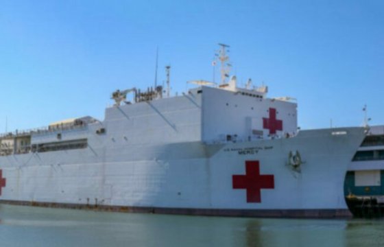 США используют госпитальное судно, чтобы изолировать пациентов, зараженных коронавирусом