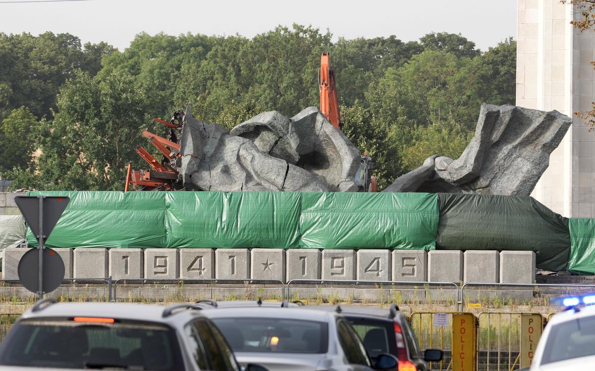 Демонтаж памятника освободителям в Риге. Фото: LETA