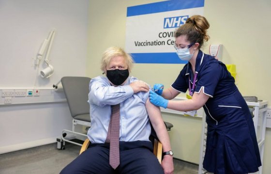 Великобритания завершила первичную вакцинацию групп риска