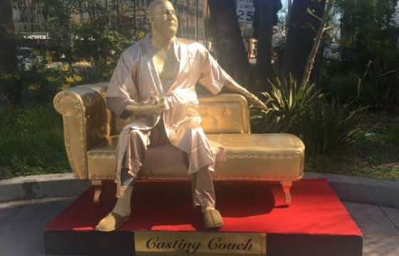 В Голливуде появилась золотая статуя продюсера на диване