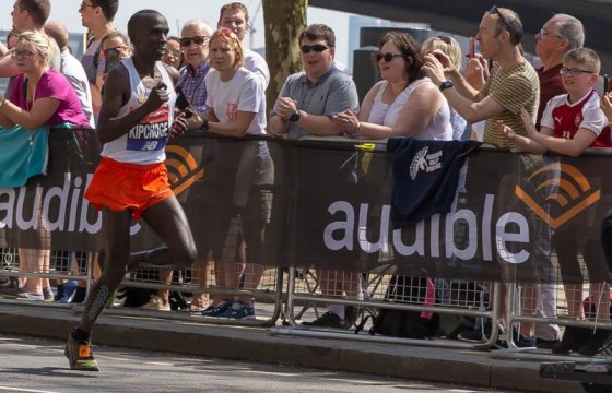 Кенийский бегун первым в мире пробежал марафон менее чем за 2 часа
