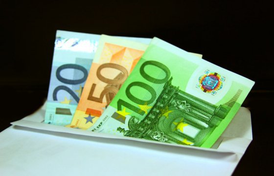 Налогово-таможенный департамент Эстонии призвал выступить против зарплат в конвертах