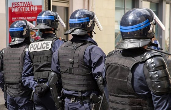 В Париже неизвестный с ножом напал на полицейский участок