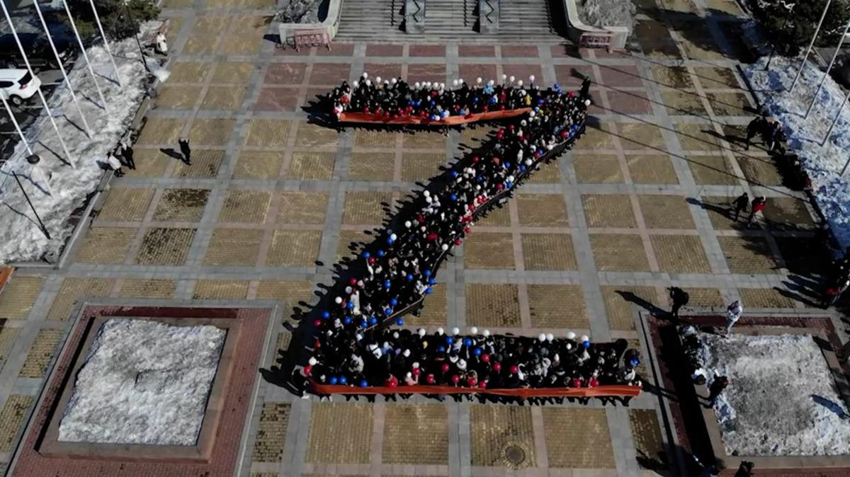 Флешмоб на Платинум Арене в Хабаровске 11 марта 2022 года, организованный Управлением Центрального района и партией «Единая Россия» в рамках акции «Своих не бросаем».
