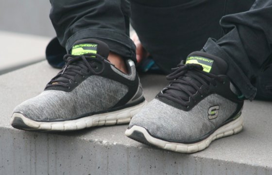 Акция: к зданию правительства Латвии приносят «ботинки эмигрантов»