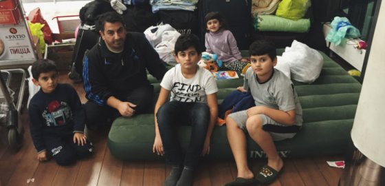 Семье сирийских беженцев, 70 дней проживших в «Шереметьево», нашли жилье и работу