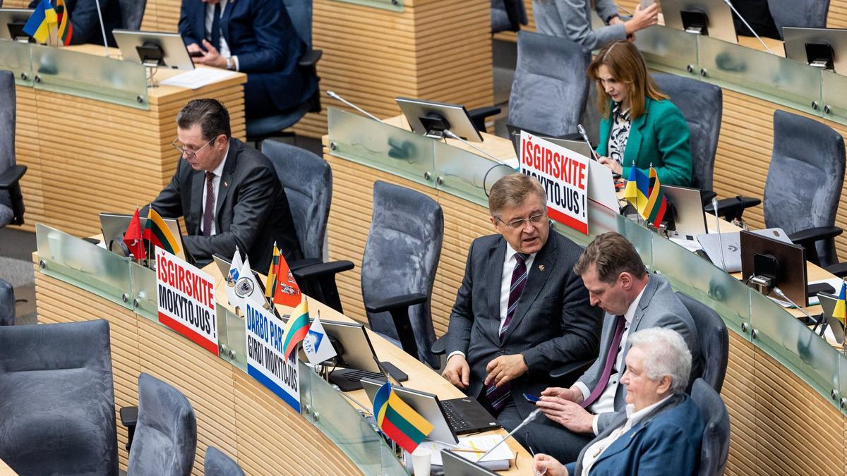 Сейм Литвы принял бюджет на 2024 год: вырастут пенсии и минималка, дополнительных денег на зарплаты учителей не выделили