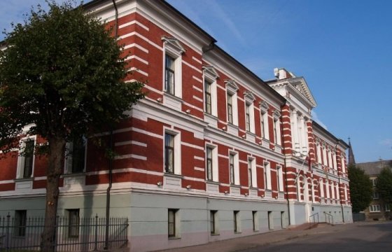 В Латвии экс-чиновника оштрафовали за оплату издания на русском языке