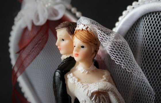 В Эстонии предлагают конституционно определить брак как союз мужчины и женщины