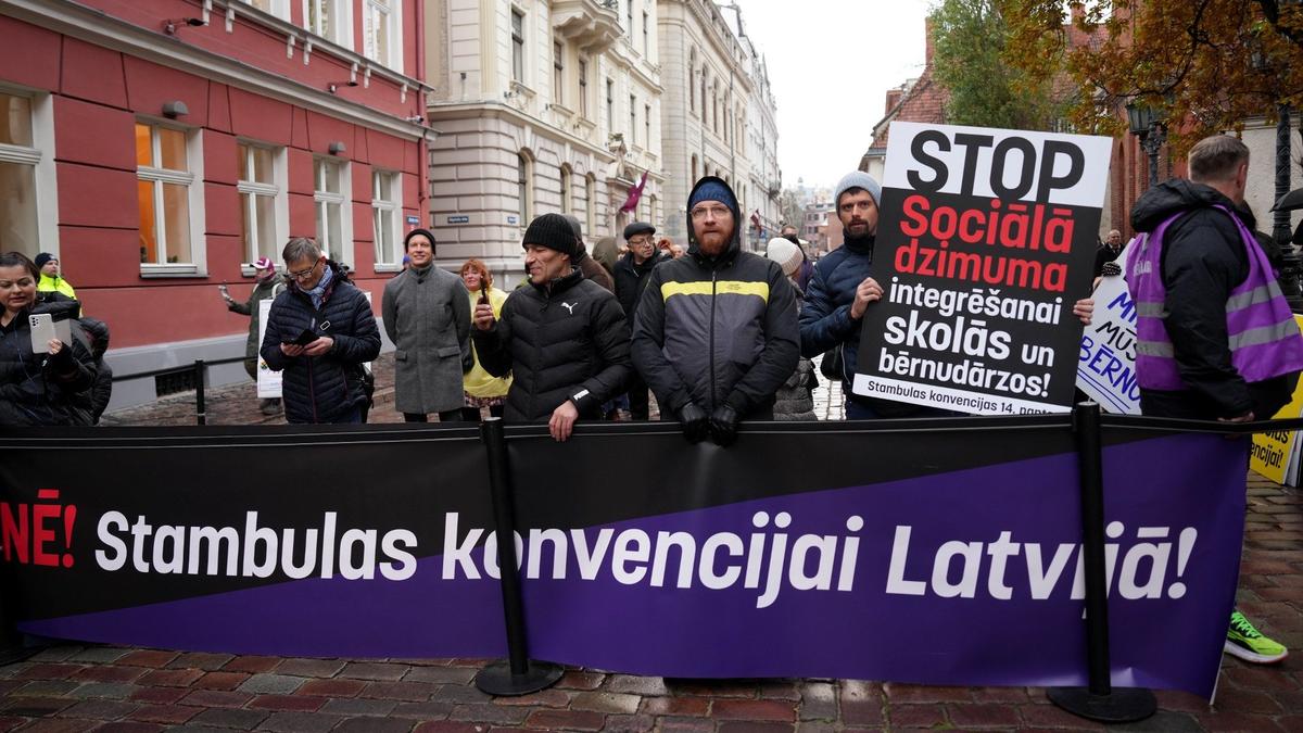У Сейма Латвии прошел пикет против ратификации Стамбульской конвенции. На акцию вышли около ста человек