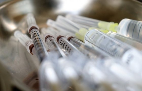 В Латвии начнут вакцинировать всех медиков