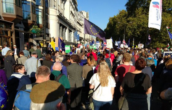 Тысячи британцев вышли на марш с требованием нового референдума по Brexit
