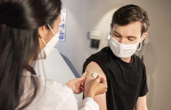 Более полумиллиона жителей Латвии завершили вакцинацию от COVID
