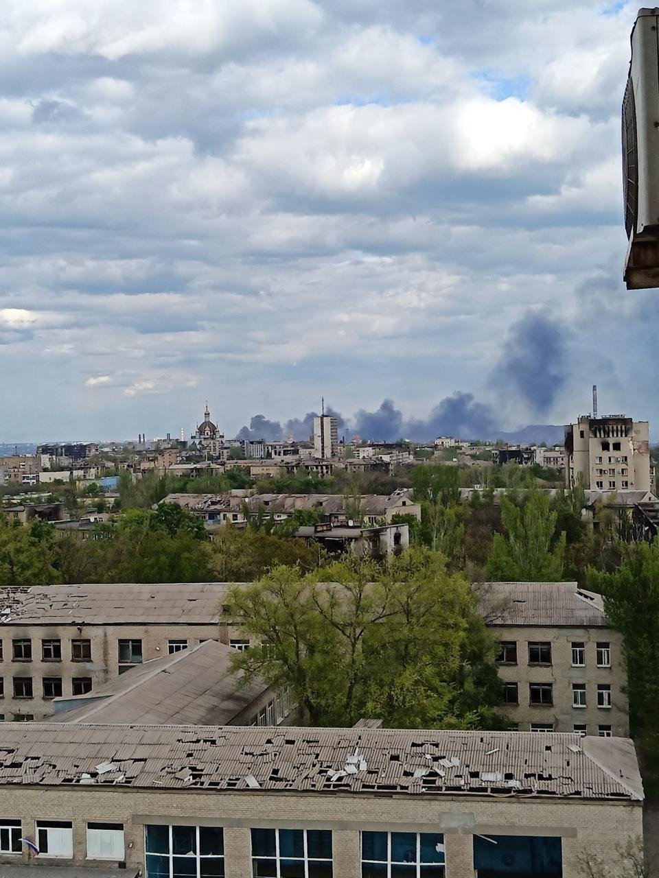 Пожар после обстрела завода «Азовсталь»/ Фото из архива Марии Коротковой