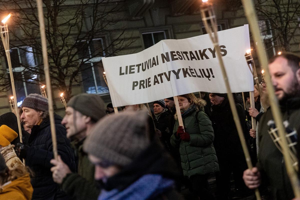 Лозунг на плакате: «Литва не будет подстраиваться под приезжих». Фото: BNS