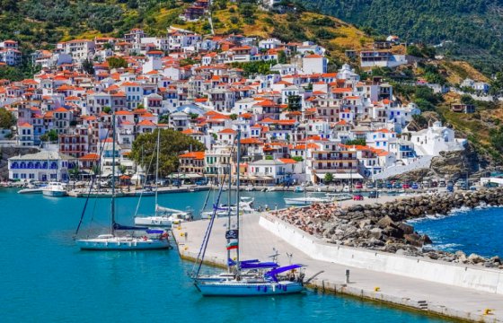 Греция начнет принимать туристов из 29 стран