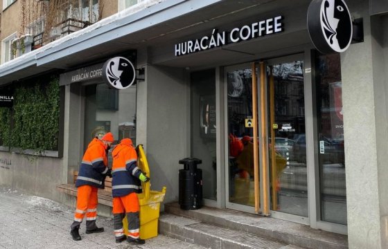 Кофейная гуща вместо соли и песка: в Вильнюсе тестируют новый метод обработки улиц зимой