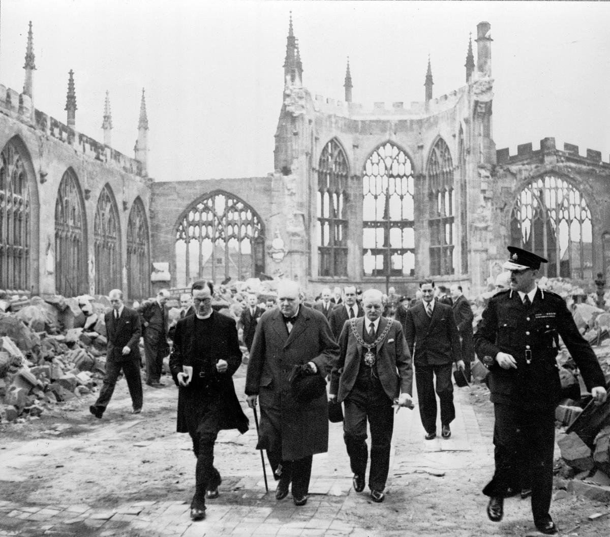 Премьер Великобритании Уинстон Черчилль на руинах собора, 1941