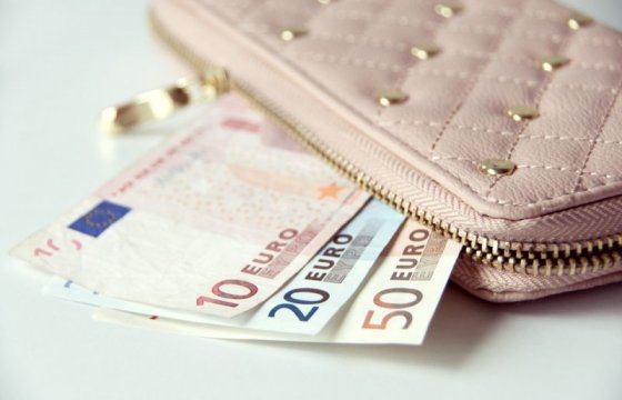 ЦСУ Латвии: Средняя зарплата до налогов выросла до 1118 евро
