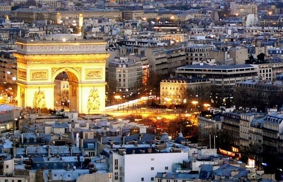 В Париже вооруженный мужчина взял в заложники семь человек