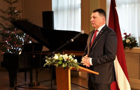 Канцелярия президента Латвии выплатила более 92 тысяч евро вознаграждений